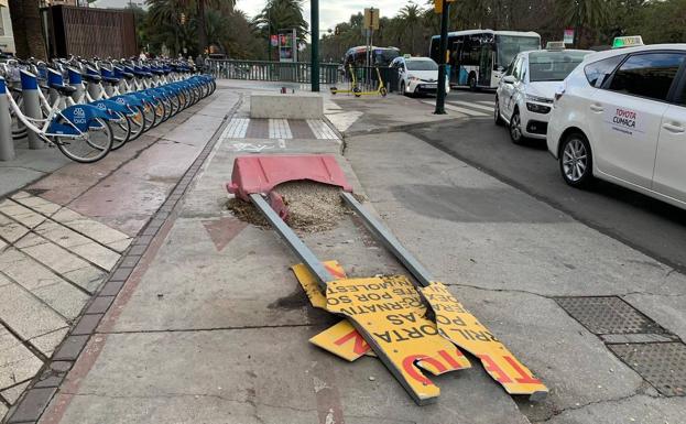 Un carril bici fuera de servicio en la Acera de la Marina | Diario Sur